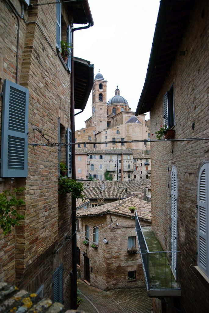 Urbino i widok na Duomo di Urbino