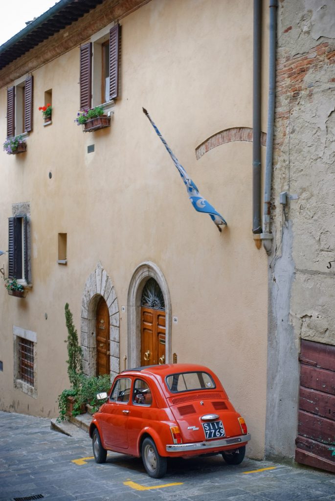 Stary Fiat 500 w Montepulciano
