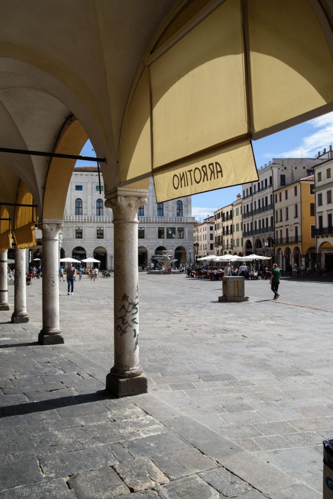 Podcienia Palazzo Comunale i widok na Piazza Delle Erbe