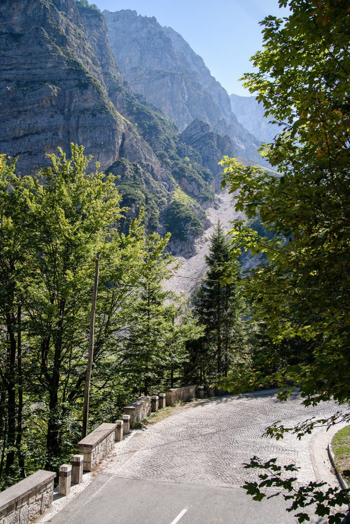 Kamienista droga prowadząca na przełęcz Vršič