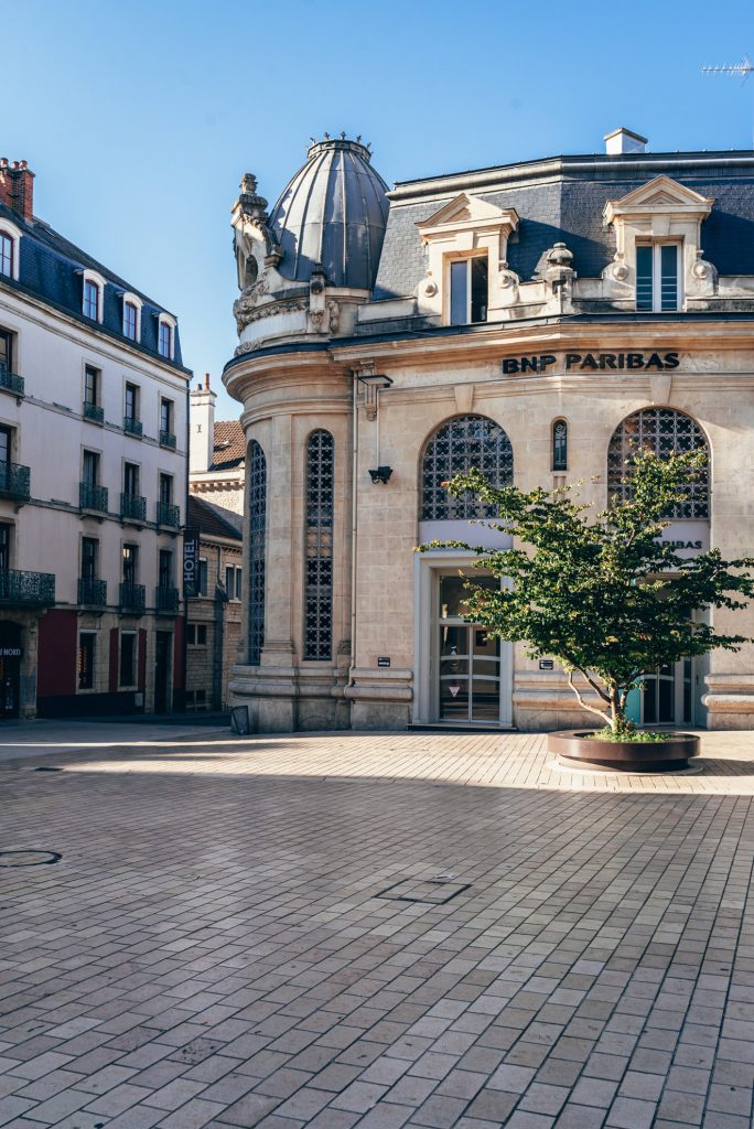 Budynek banku na Place Darcy w Dijon