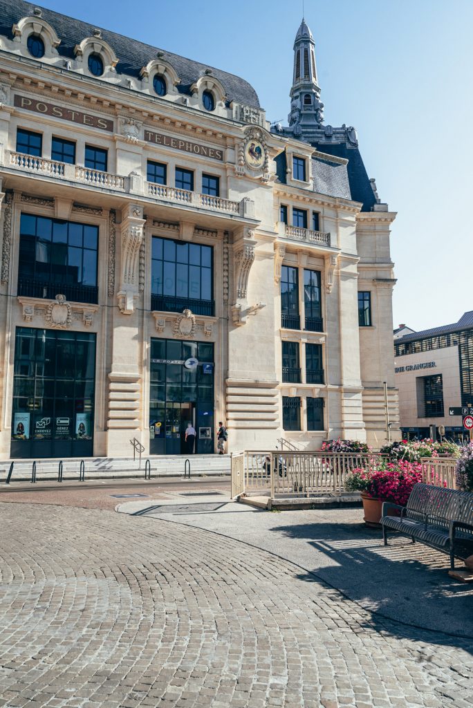 Budynek poczty w Dijon - dawna siedziba PTT (Postes, Télégraphes et Téléphones)
