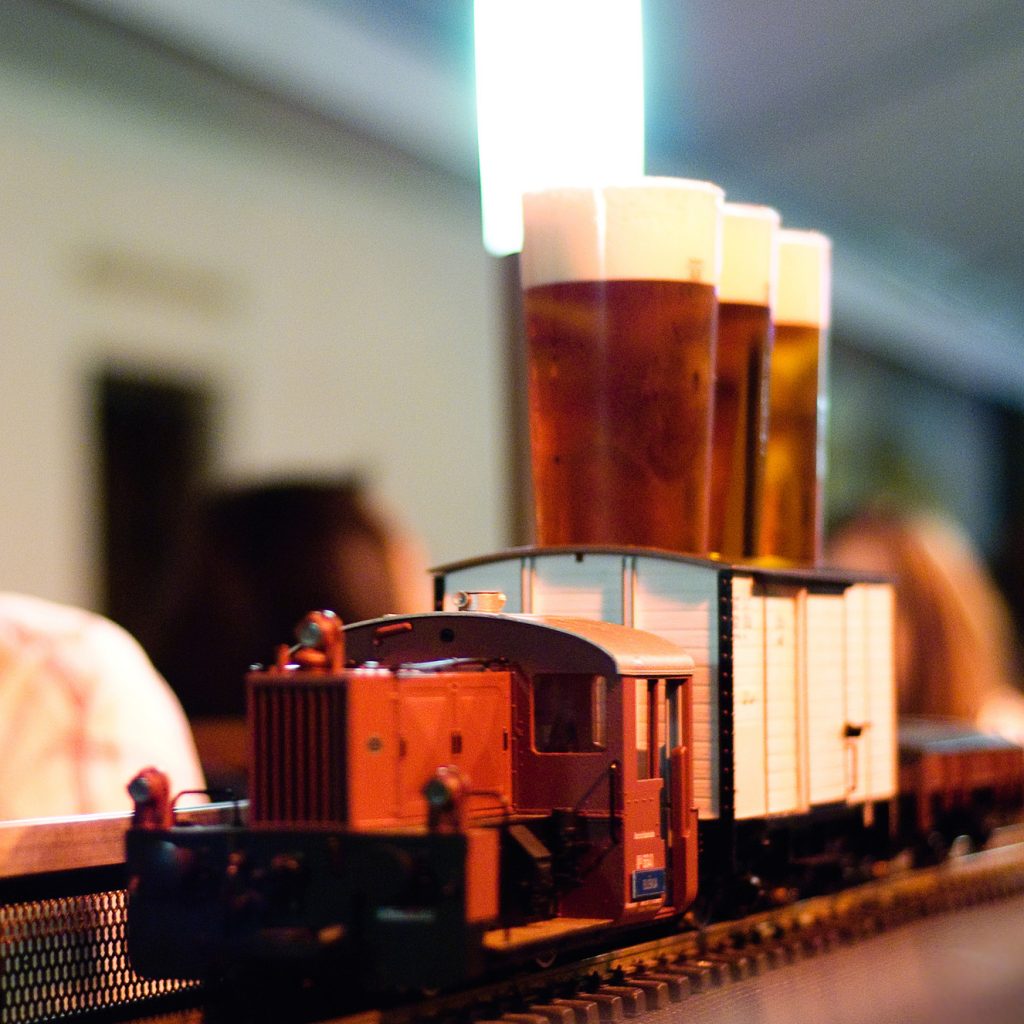 Výtopna - bar w Brnie z kolejką rozwożącą piwo