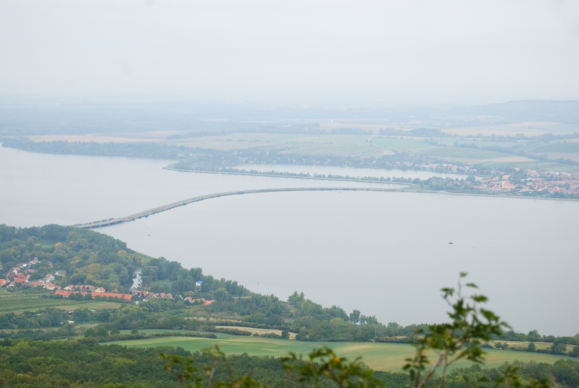Widok na zbiornik Nové Mlýny z zamku Děvičky
