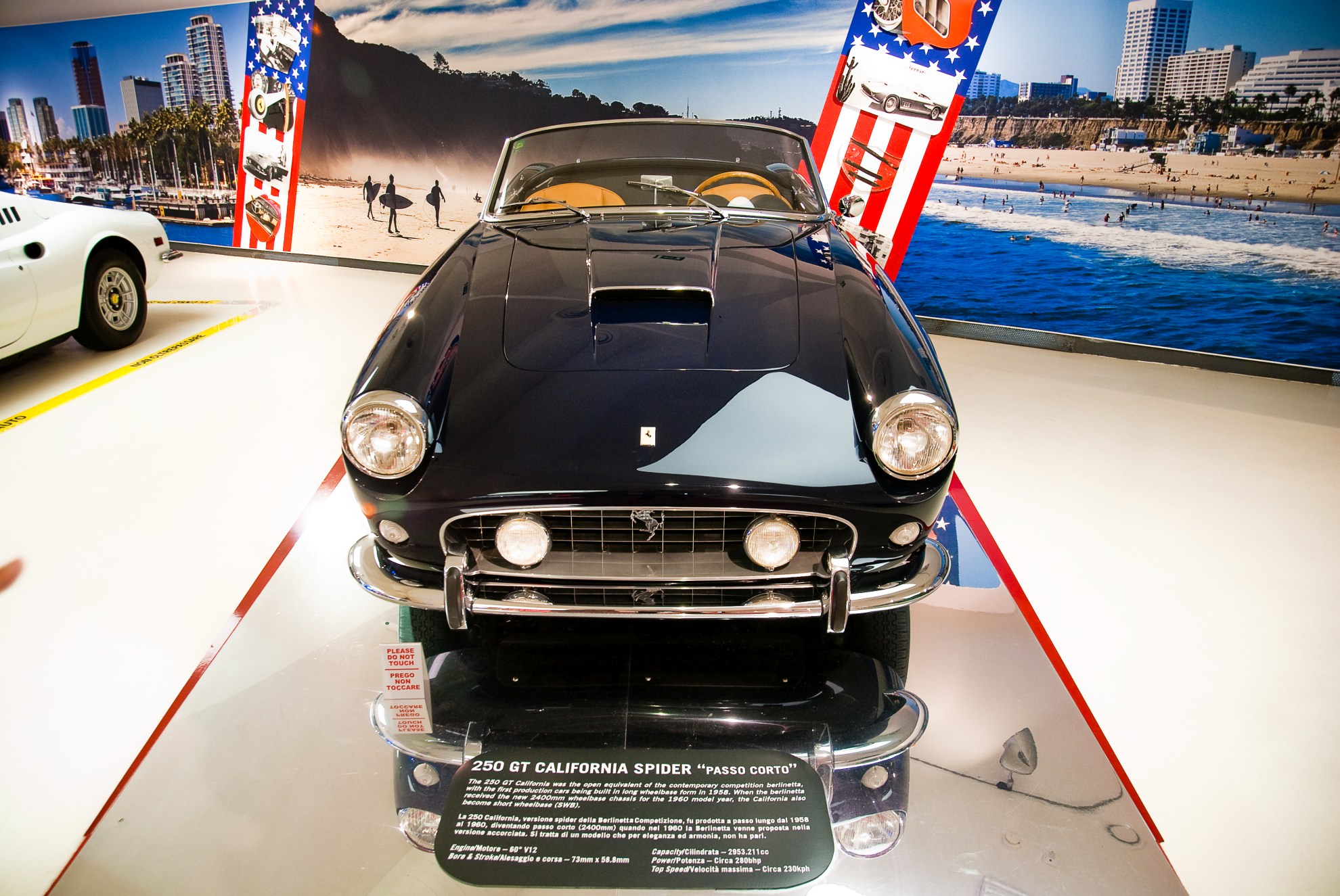 Ferrari 250 GT California Spider w Muzeum Ferrari w Maranello