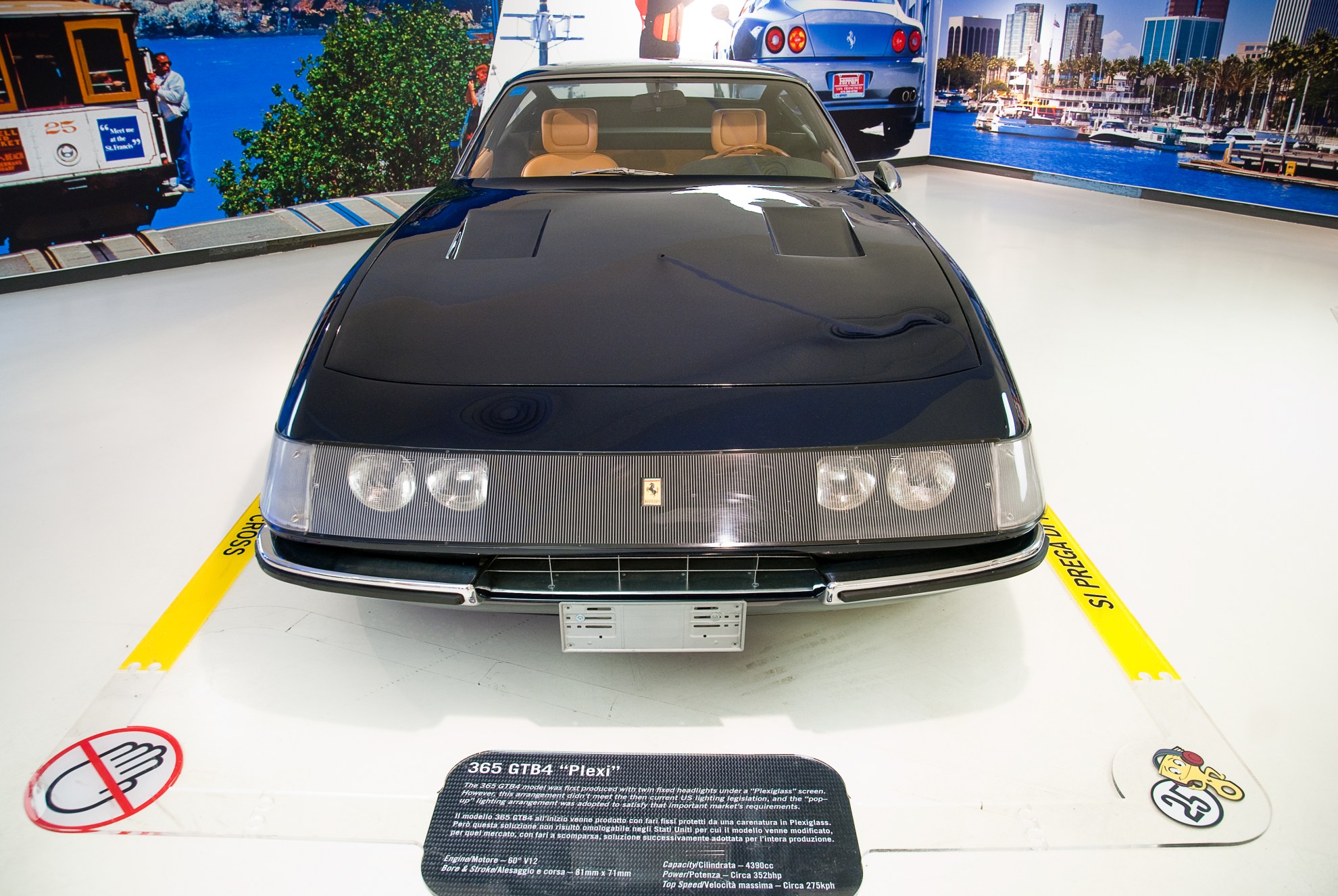 Ferrari 365 GTB4 Plexi w Muzeum Ferrari w Maranello