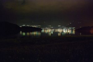 Jezioro Como nocą