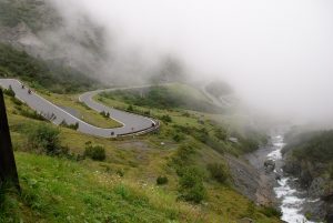 Zakręt w chmurach pod przełęczą Stelvio