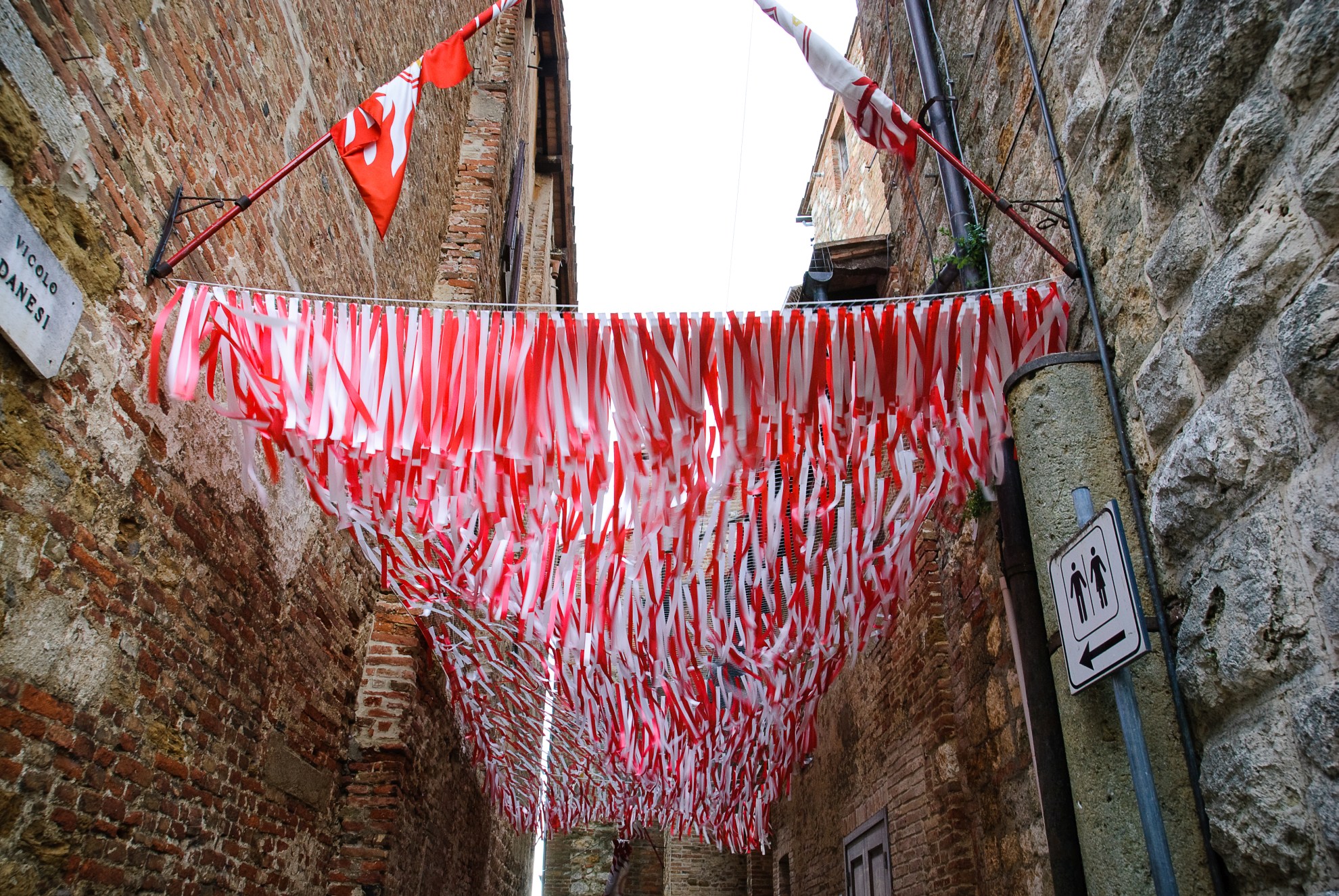 Flagi dzielnicy w Montepulciano