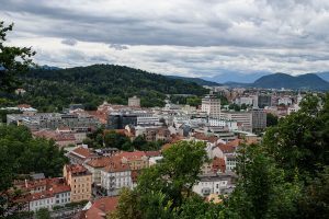 Panorama Lublany z wzgórza zamkowego z widokiem na Nebotičnik