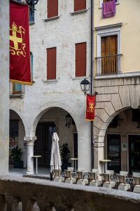 Conegliano - flagi w okolicy placu Cima