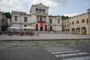 Piazza Cima i Teatro Accademia w Conegliano