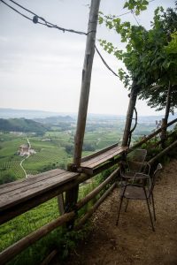 Osteria Senza Oste w Valdobbiadene - stoliki na szczycie góry