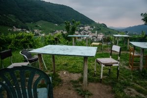 Osteria Senza Oste w Valdobbiadene - stoliki na szczycie góry