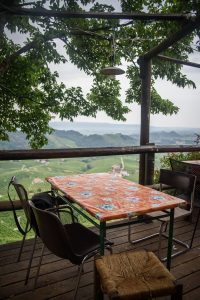 Osteria Senza Oste w Valdobbiadene - stoliki