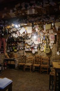 Osteria Senza Oste w Valdobbiadene - notki we wnętrzu