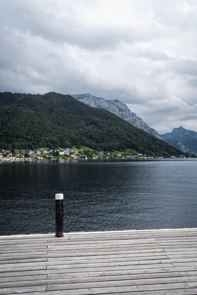 Widok na jezioro Traunsee z promenady w Gmunden