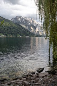 Traunsee widoczne obok Schloss Ort i góra Erlakogel