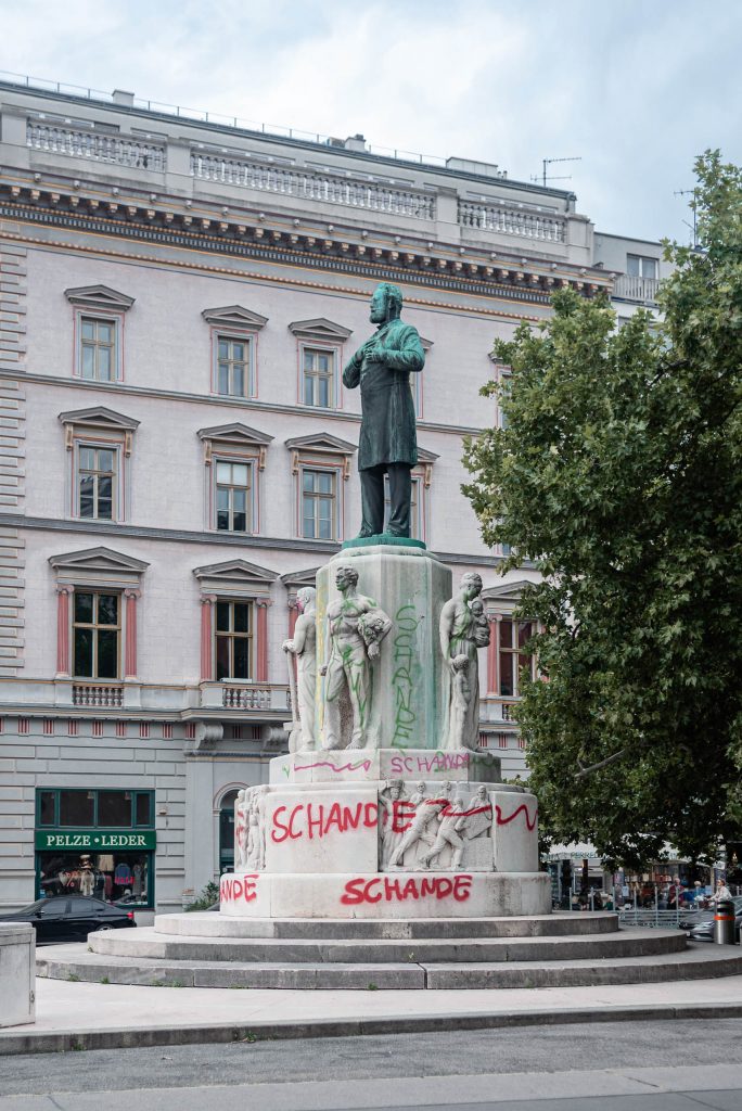 Protest na pomniku w Wiedniu