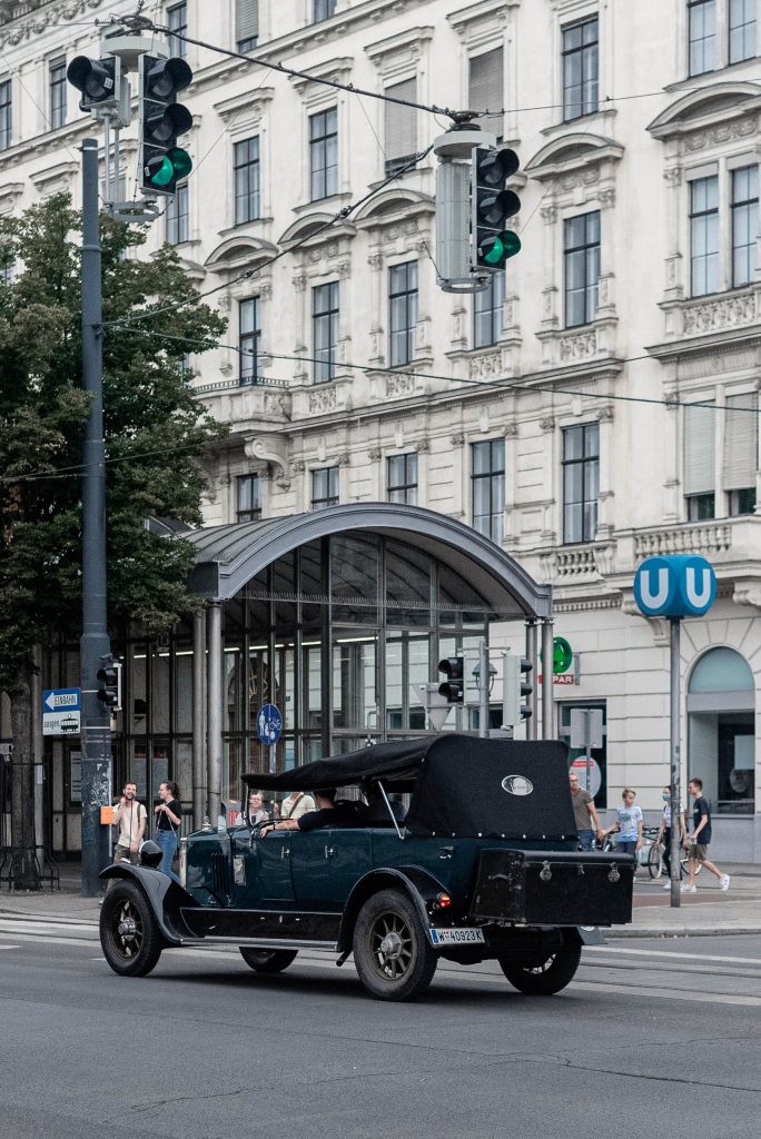 Oldtimer na ulicach Wiednia