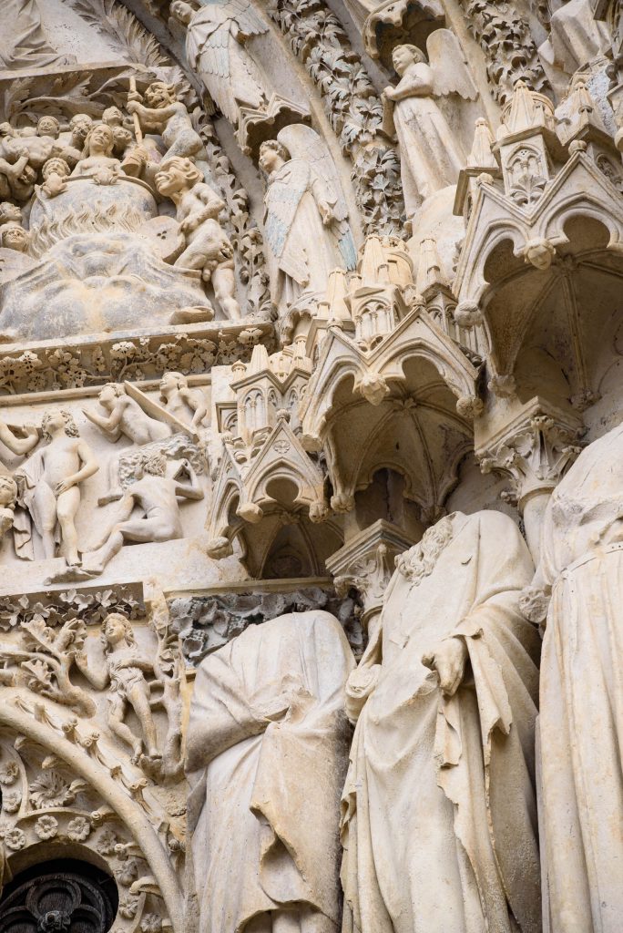 Rzeźby przy wejściu do katedry w Bourges