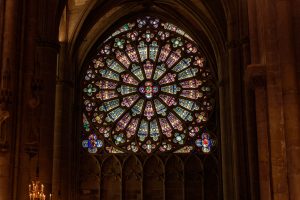 Witraże w katedrze w Carcassonne