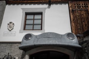 Wejście do muzeum Porsche w Gmünd