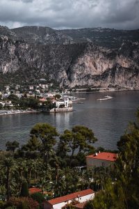 Widok na willę Kerylos