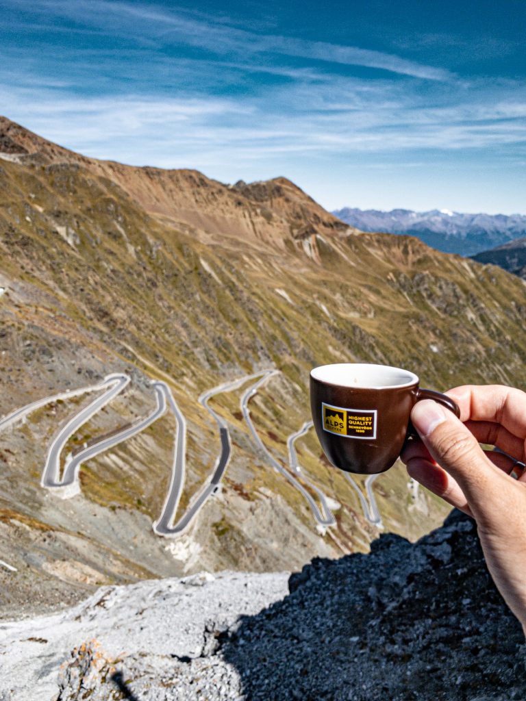 Kawa na szczycie przełęczy Stelvio